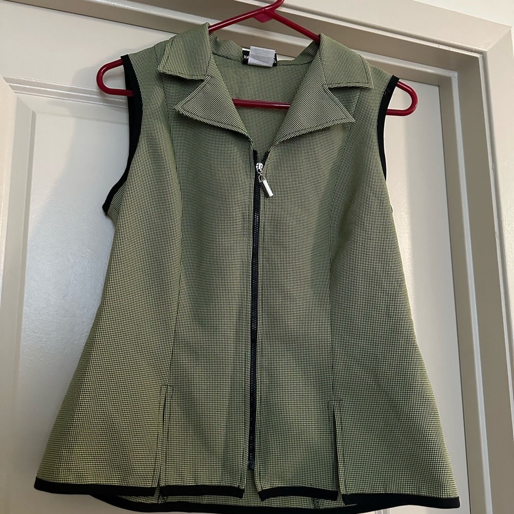 Fashion Bug Sleeveless Green Fitted Stretch vest Size 8 Made in USA.